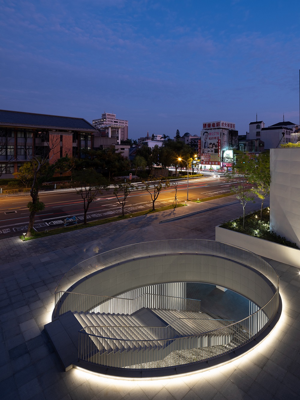 台南美術館二館「光影律動」停車場入口！日本設計大師原研哉操刀最美現代感入口