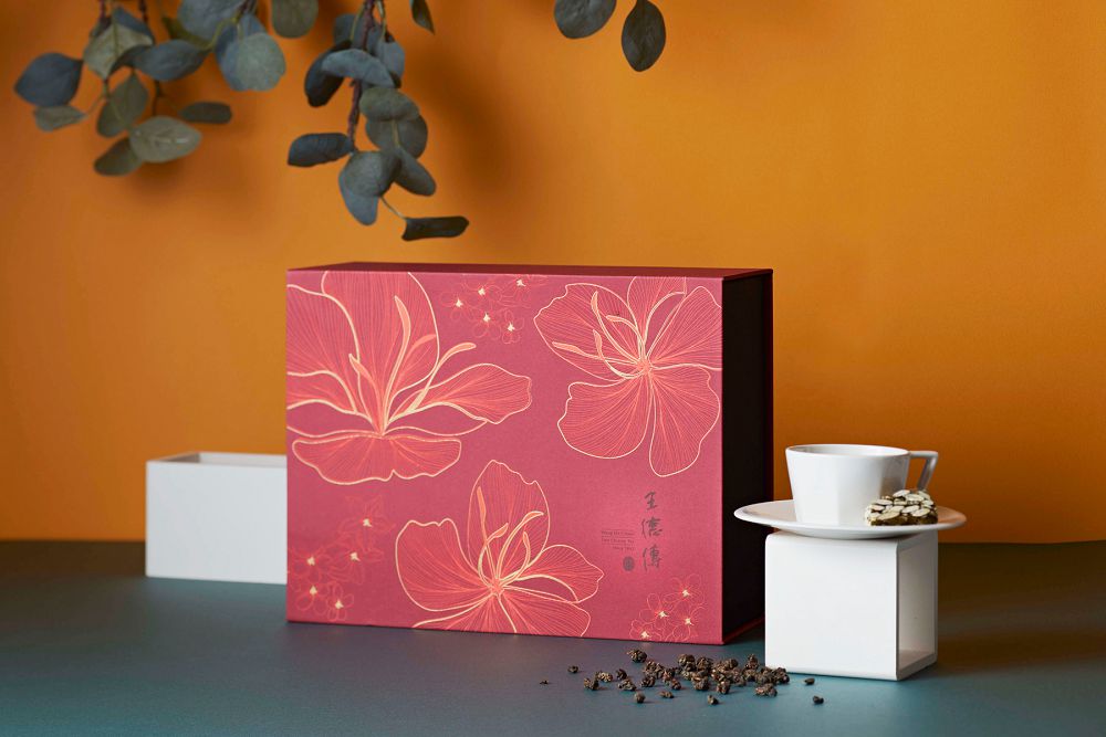 典雅如春，清新若茶！百年茶莊王德傳主題茶禮以仿宋工筆技法勾勒群花，「欣欣向榮」鼓舞來年新希望