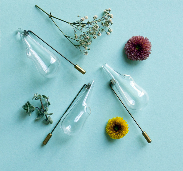 胸口上的迷你透明花器，讓鮮花能保持得更久