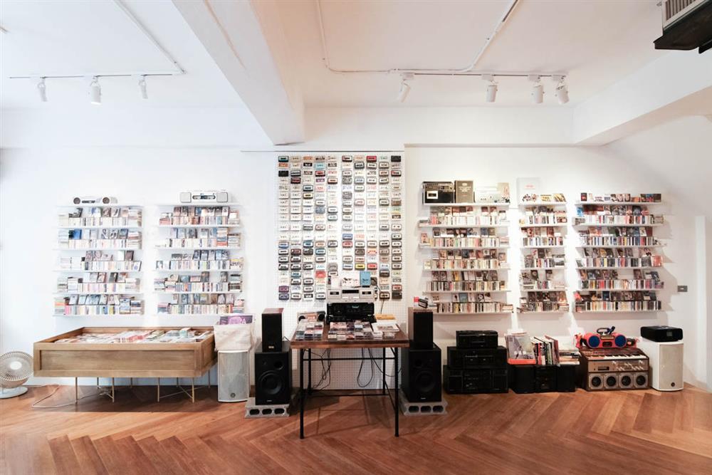 懷念的往日情懷！台中美村路「感傷唱片行」台灣唯一的懷舊卡帶專賣店