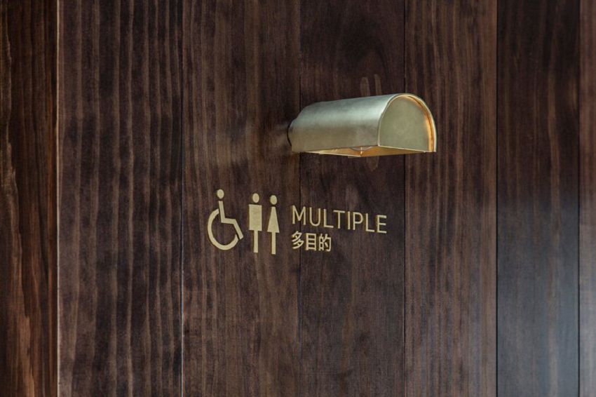 漂浮混凝土公廁美學！東京千駄谷站公廁空間讓天窗引光遇上煙燻木質牆