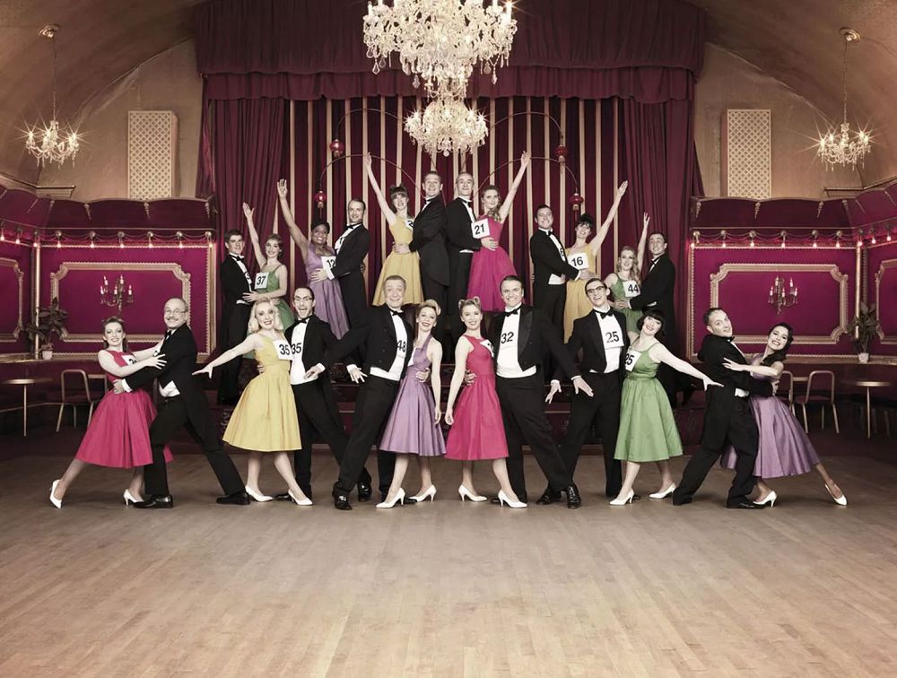 公司尾牙團體照沒梗?英國廣告公司以不良少年、養老院、天鵝湖等幽默主題大玩創意