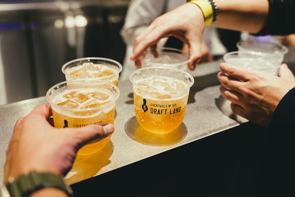 最強⼤⼈飲料店！台北「Draft Land信義」打造街頭雞尾酒吧