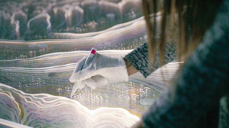 60層玻璃堆疊奇幻美景！藝術家Claudia Bueno勾勒有機自然光影創作「Pulse」