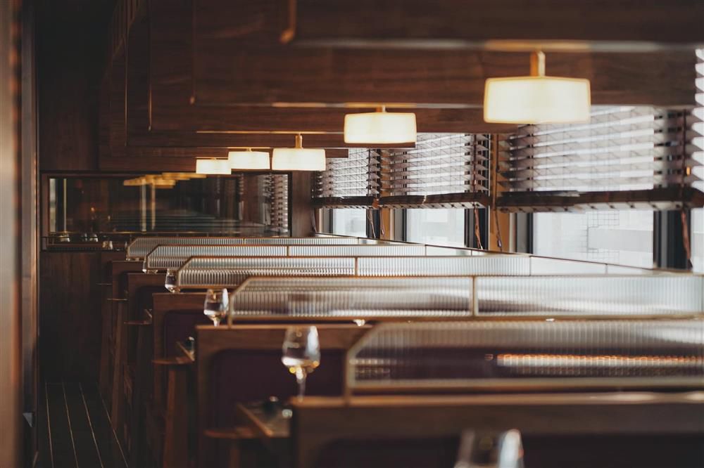 台南天下大飯店「圓頂西餐廳」老字號新風貌！本事空間設計以摩登燈具、藤編門片等台灣元素打造