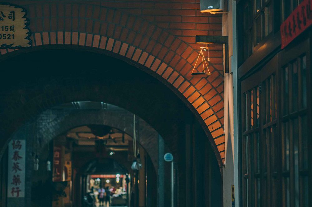 台北士林、大稻埕雙城燈區亮點！限量刺繡藥童香袋、迪化街12盞器物光創作登場