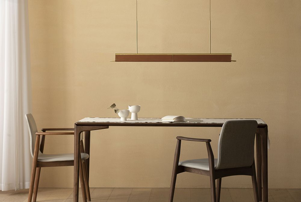 皮革與金屬共舞！台灣設計師朱妍澔「本革吊燈」增添室內溫潤光感