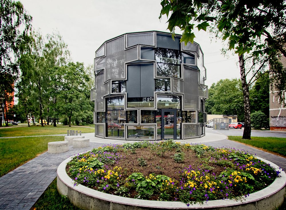 顛覆傳統藥局美學！拉脫維亞「Dzirciema藥局」如地景藝術建築的絕美社區藥房