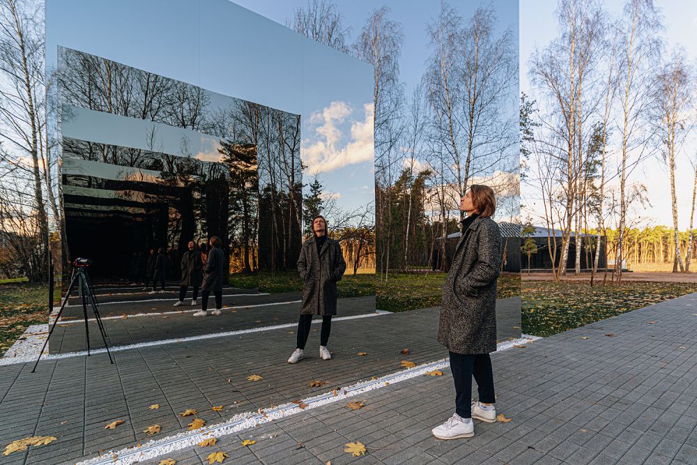 無限鏡像的公園入口！俄羅斯藝術家致敬馬列維奇《黑方塊》打造前衛奇幻裝置