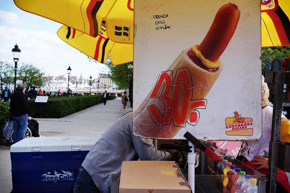 捕捉幽默街拍！香港街頭攝影師Edas Wong拍下爆炸頭樹景、路人長角的趣味作品