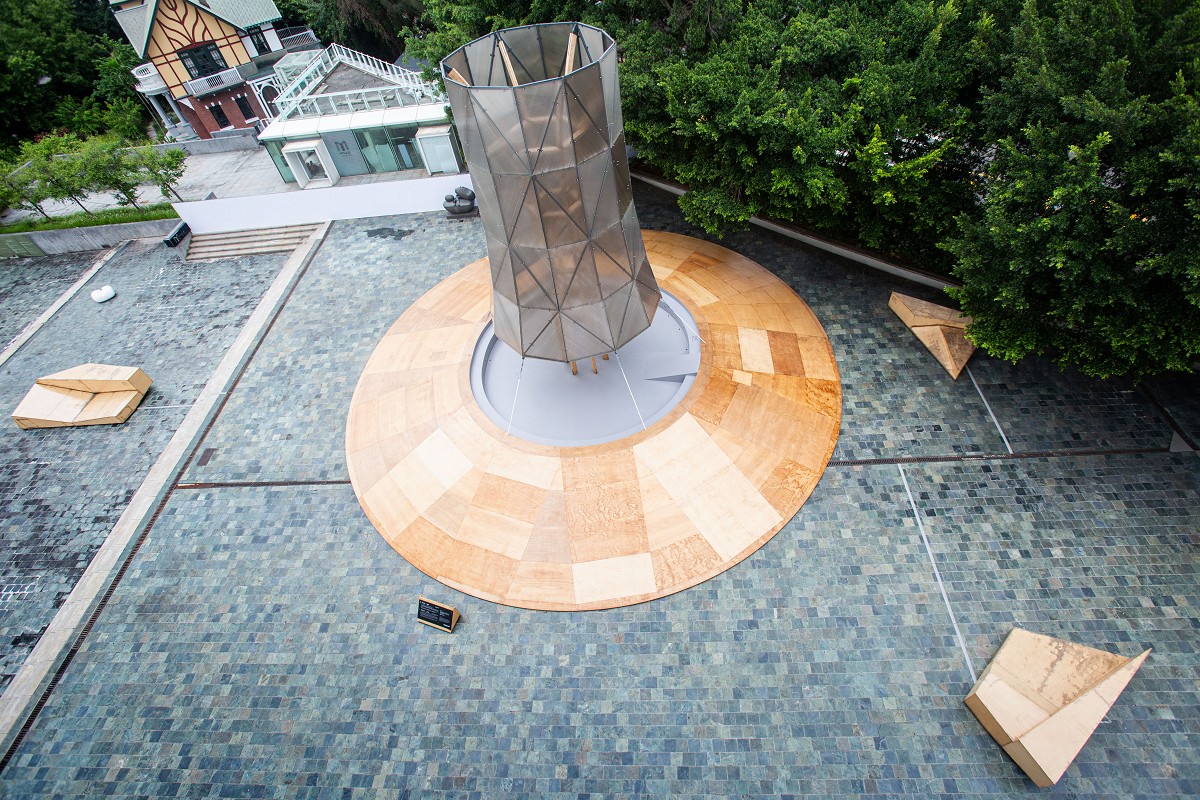 北美館X-Site《爆炸容器》感官裝置藝術！光影、聲音、觸覺共振的超現實造型塔