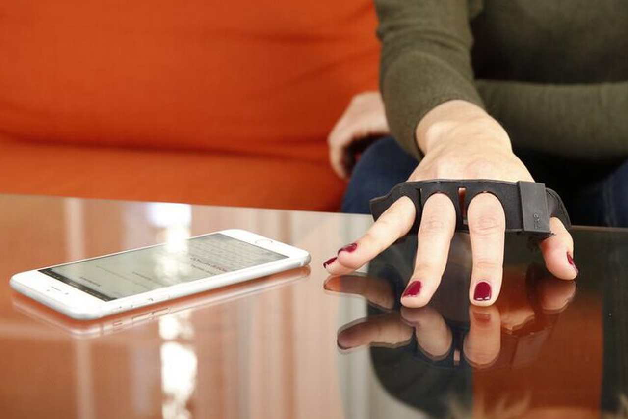 一條橡膠帶可能取代鍵盤嗎？TAP Strap 讓輸入多了新想像！