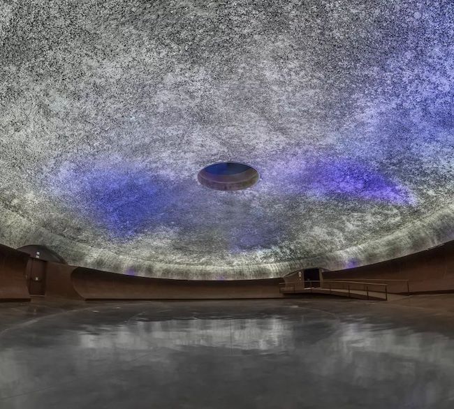 19 世紀廢棄城堡摩登新生！西班牙「D’Or Museum」藏身山間的古堡美術館