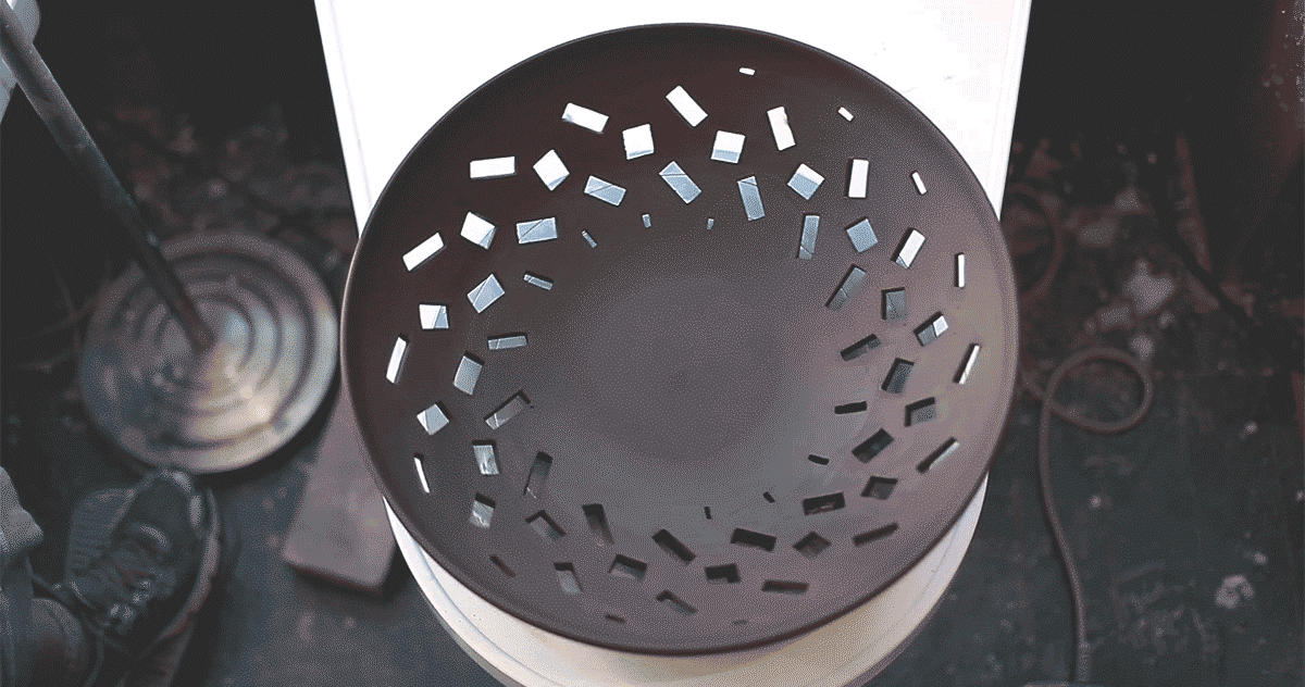 餐桌上的漩渦不吸菜餚，專吸你的眼球專注力！越動越有趣的陶盤動畫