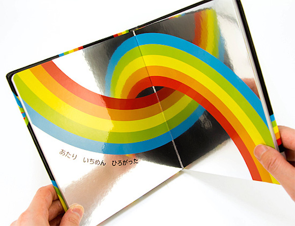跳出紙張的彩虹──鏡面繪本《不可思議的彩虹》