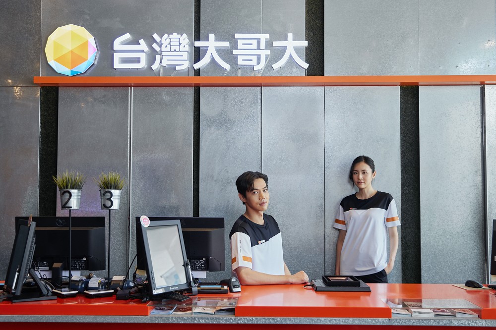 台灣大哥大門市全新制服設計！APUJAN操刀融合科技想像與科幻文學