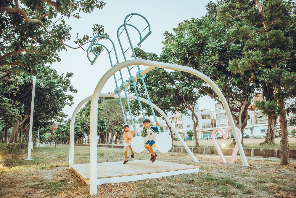 秋遊旗津海岸藝術季「1920公尺的約定」登場！7 組裝置藝術現身沙灘，展現打狗港百年風華