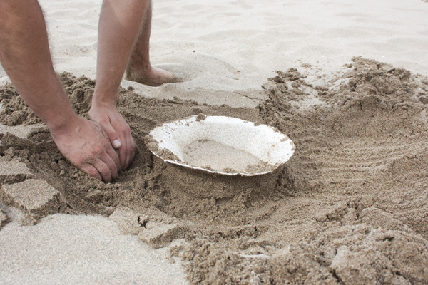 用最少的資源製造產品，藝術家的沙灘製碗計畫