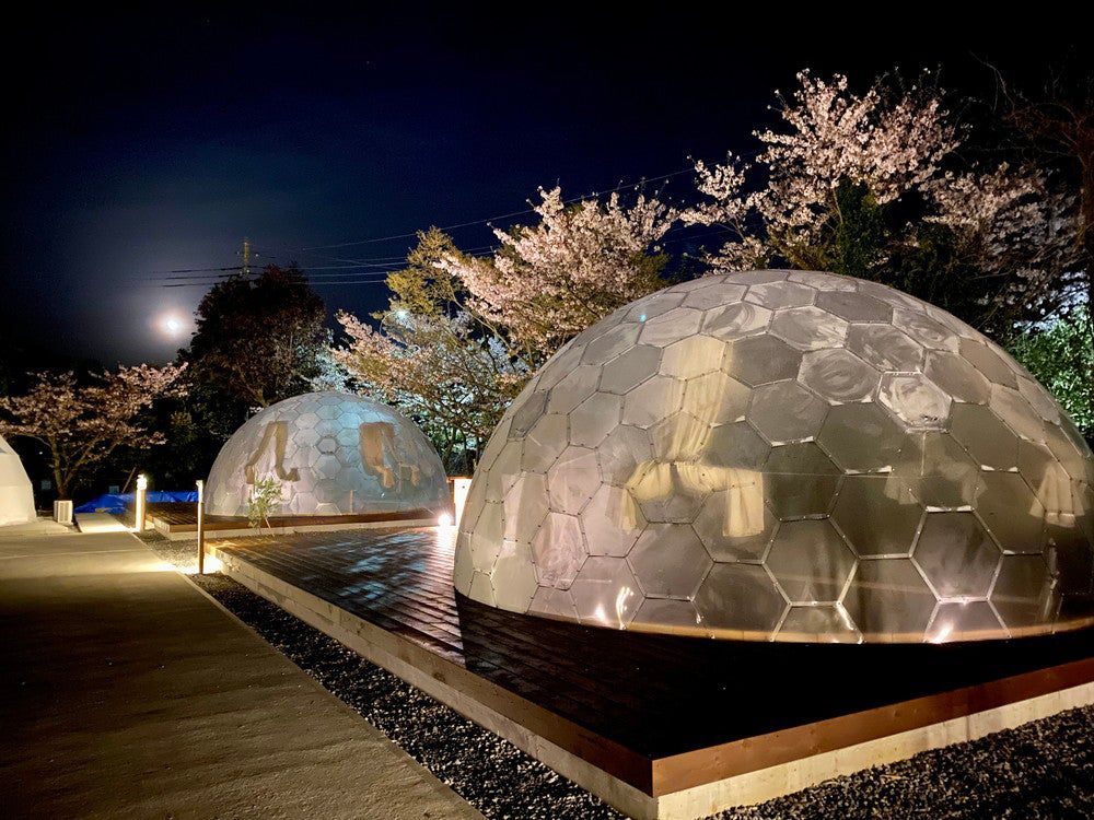 廢校變身Glamping露營！日本千葉「高瀧湖豪華露營度假村」集結圓頂帳篷、浴場設施