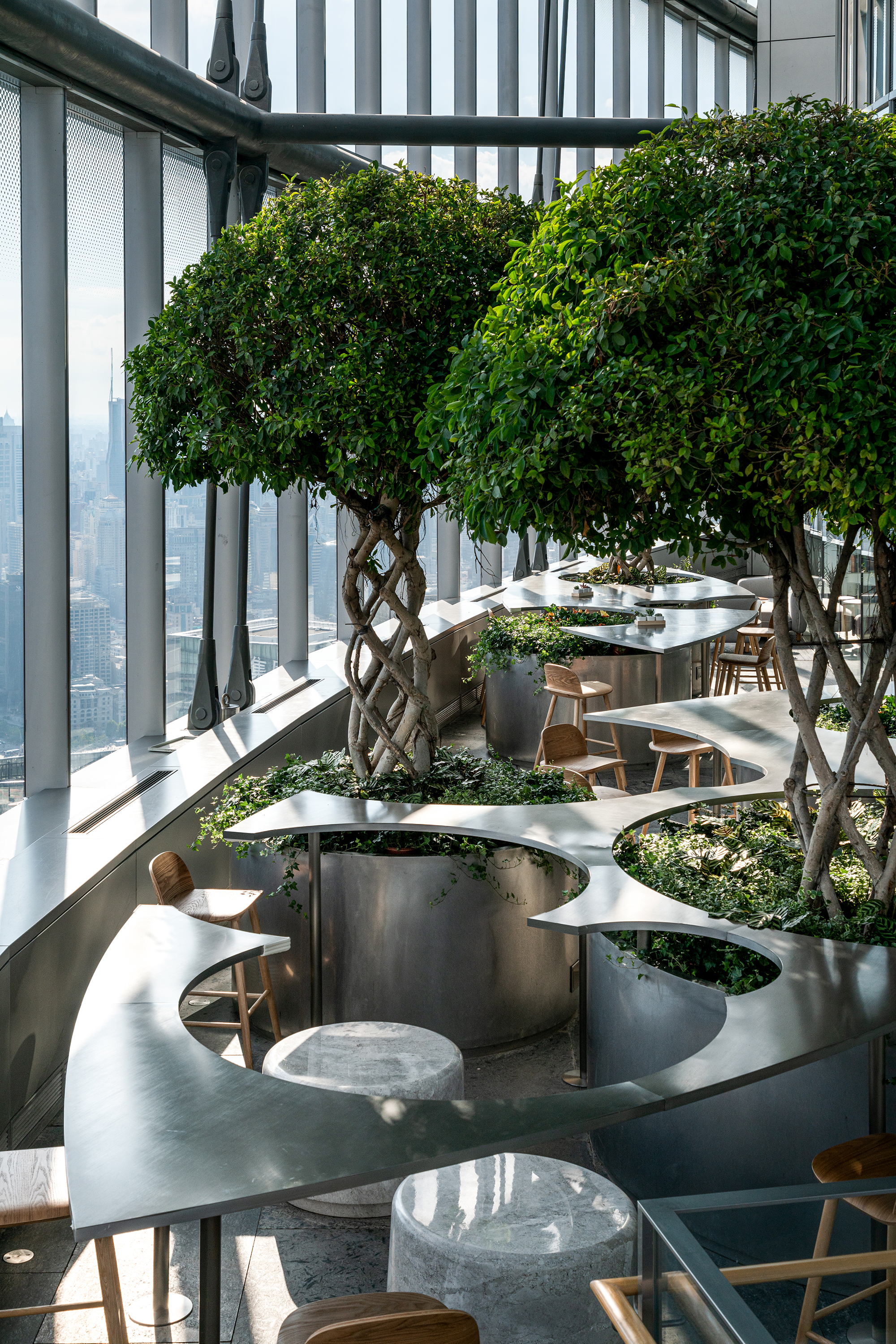 全中國最高的書店「上海中心朵雲書院」！鐘書閣御用設計團隊 Wutopia Lab 打造天空閱讀漂浮秘境