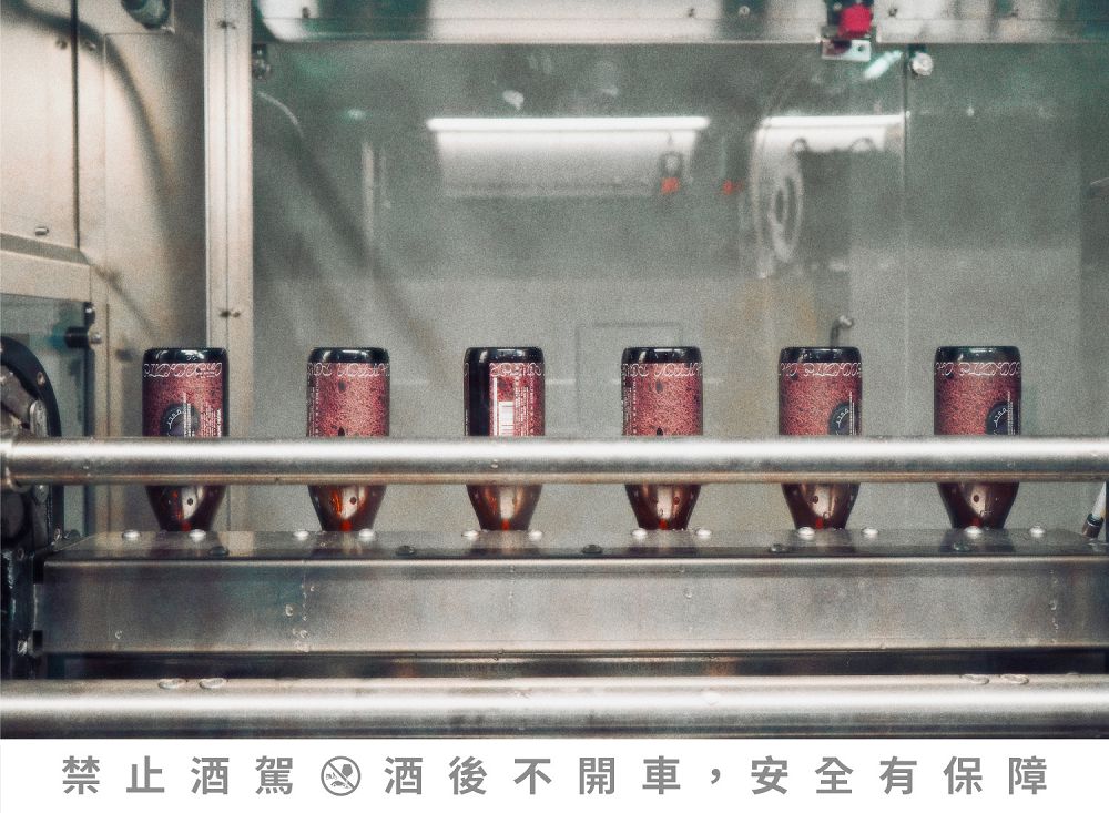 寒夜裡的絲滑救贖！酉鬼「巧克力戚風波特」甜點啤酒由北投拾米屋、巧克力專賣店 TERRA 聯手打造「裝瓶的戚風蛋糕」