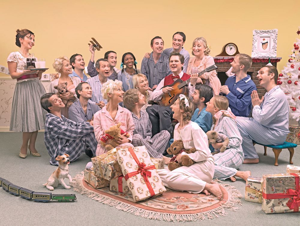 公司尾牙團體照沒梗?英國廣告公司以不良少年、養老院、天鵝湖等幽默主題大玩創意