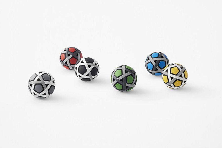 nendo 為貧困孩童設計「組合式足球」！靈感來自竹編、赤腳踢也不受傷