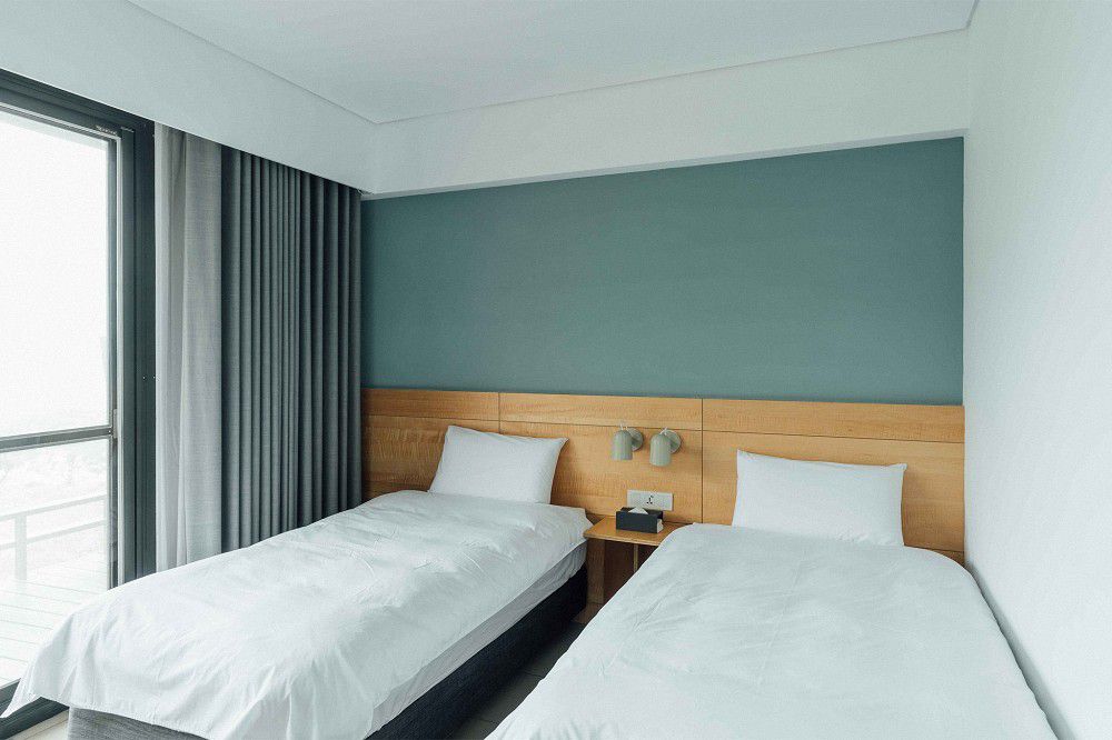 馬祖南竿清水模民宿「日光春和」！身兼書店、展覽空間和咖啡午茶的風格島嶼旅宿