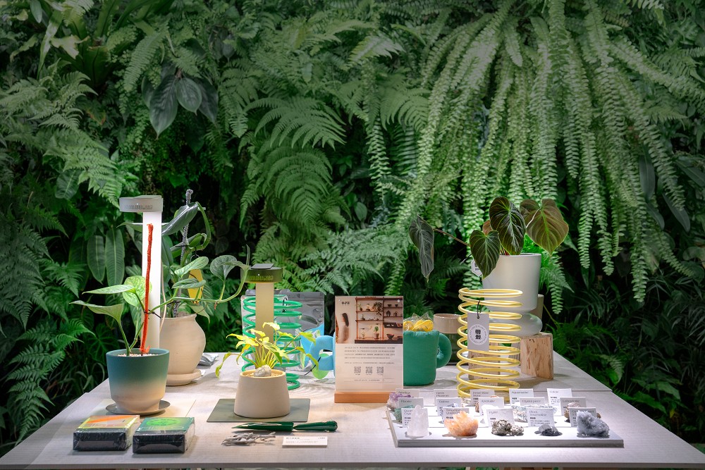 台北富錦街「澆綠俱樂部」限時登場！結合植物培育燈具、植栽、礦石打造療癒體驗