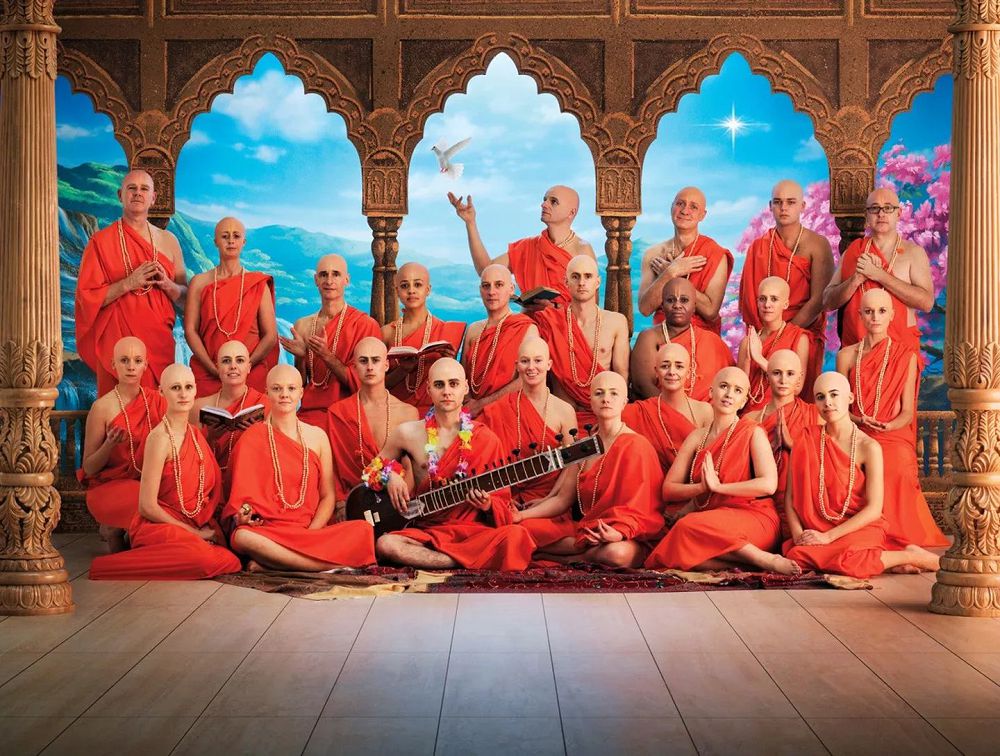 公司尾牙團體照沒梗?英國廣告公司以不良少年、養老院、天鵝湖等幽默主題大玩創意