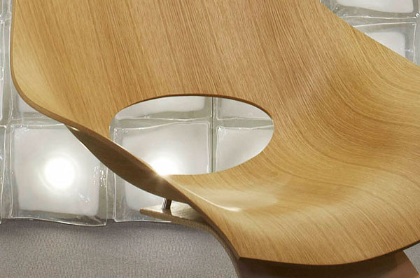 向大師致敬，安藤忠雄打造迷人曲線大師椅