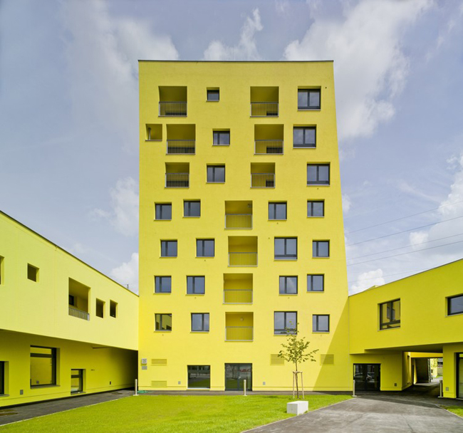 維也納的郊區出現了一群鮮黃色的建築!利用「剩餘空間」創造的新城市公共空間