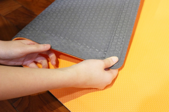 懶惰萬歲！會自己捲起收好的瑜珈墊 yoyo mats