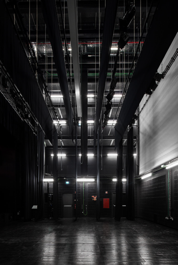 葡萄牙新興地標!幾何風「藝術之家 CASA DAS ARTES 」化身鄉村綠野間的紅積木