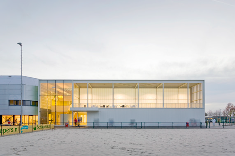 非 Pantone 專色我不用！荷蘭體育館建築以黃、蘋果綠、淺藍用色妝點出街區的亮麗色彩