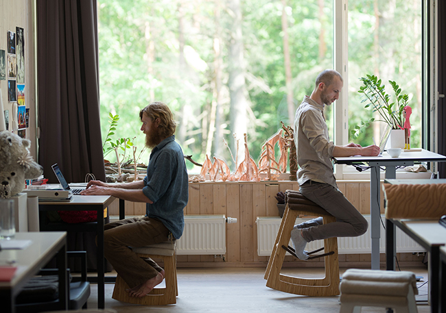 脊椎的痛，他們懂！Muista 搖擺椅兼具工作效率與健康