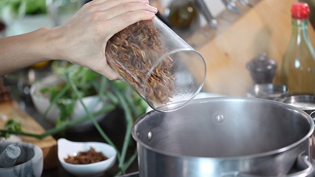 大啖前先深呼吸！世界首款家庭式昆蟲農場上桌