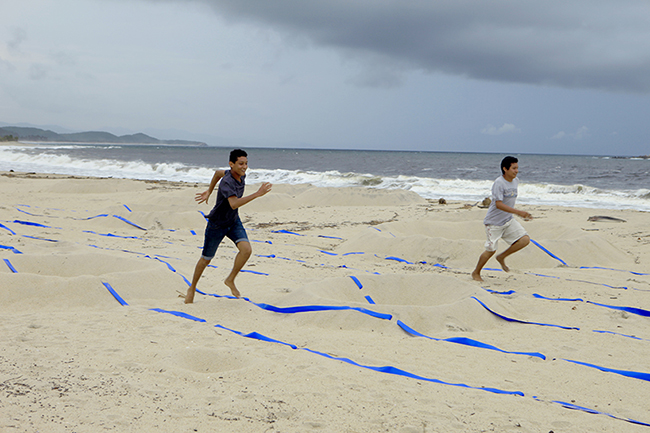 發現月球表面！Samuel Boutruche 力邀眾人在沙灘上跑起來