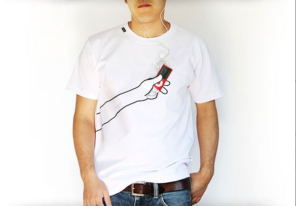 讓你的手機或隨身聽變成 T-Shirt 設計的一部分