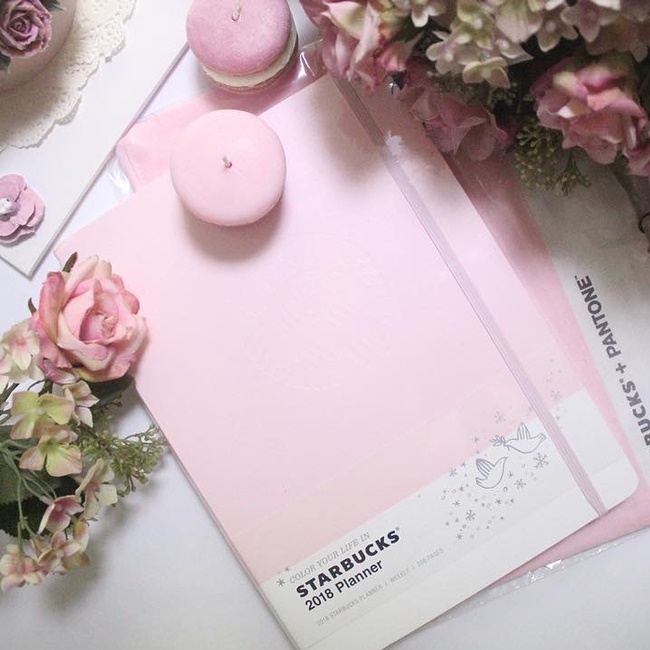 你的 2018 年代表色是？韓國星巴克 X Pantone 推出 2018 年手帳