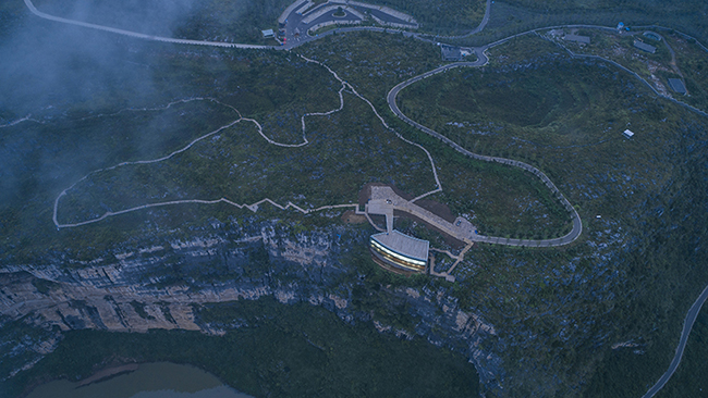 一座平凡的美術館，但它「懸浮」在百米絕壁之上