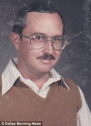 撞衫自己索性就連穿 40 年同套衣服拍畢業紀念冊的體育老師