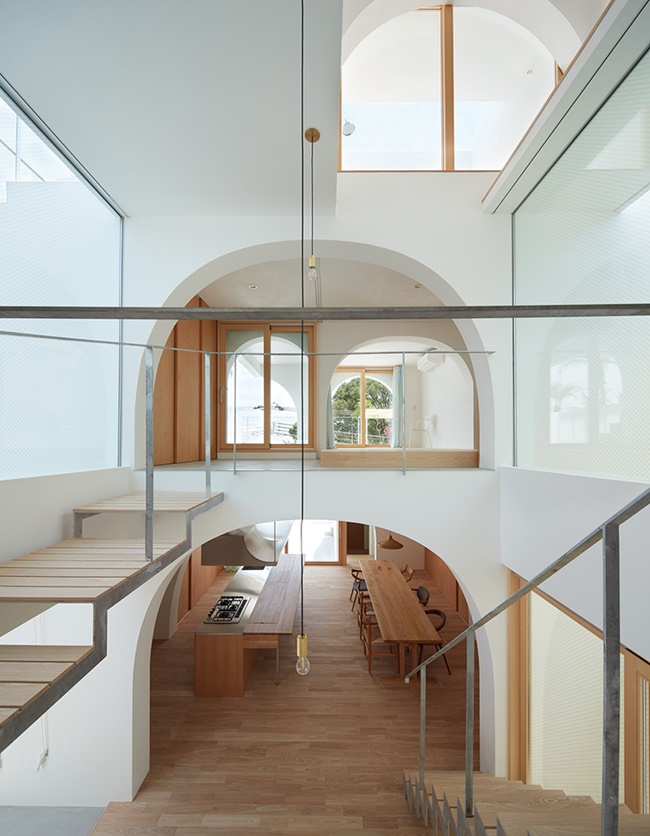 這不是在歐洲！位於日本神戶的純白色羅馬式立面住宅