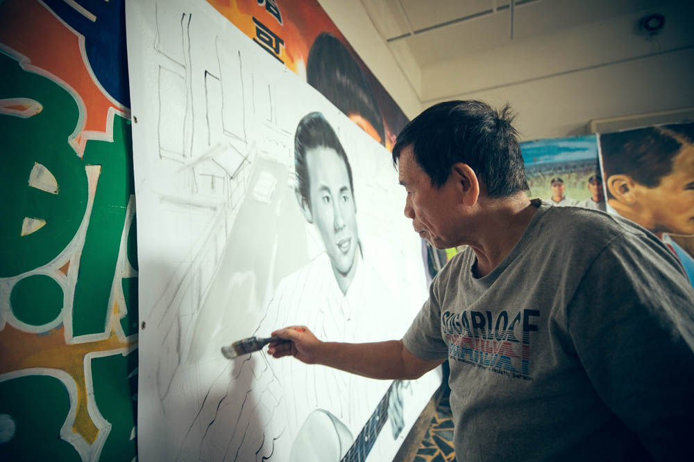 台灣看板畫師謝森山的匠人魂！手繪電影看板一甲子「我的一切都是從電影彩繪而來的」