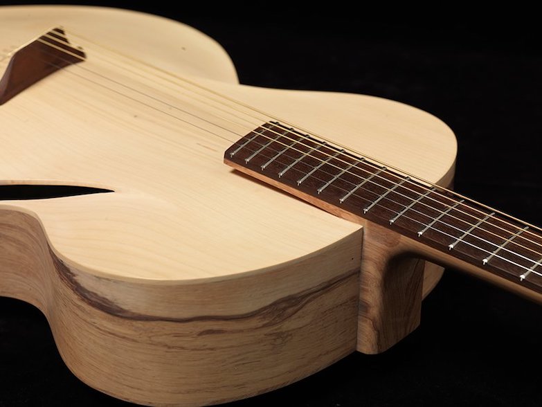 無限符號 ∞ 造型化作手工吉他，一彈順手到讓人捨不得放下