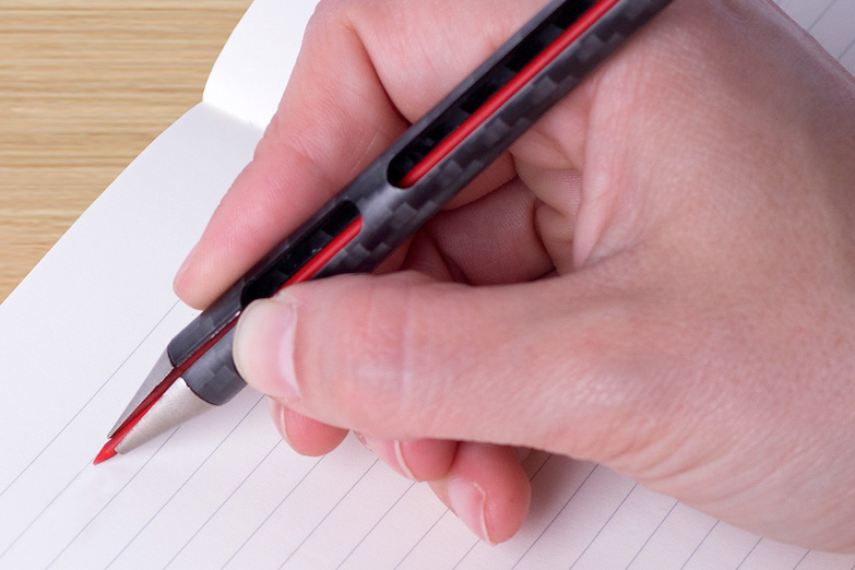 鉛筆界的超級跑車，碳纖維打造而成的一體式鉛筆