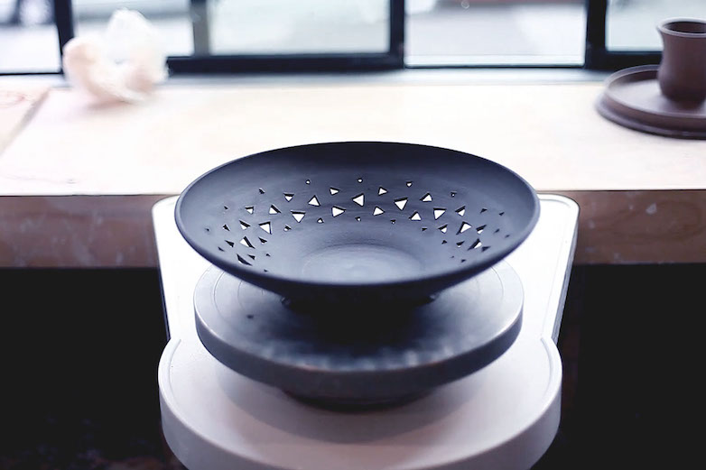 餐桌上的漩渦不吸菜餚，專吸你的眼球專注力！越動越有趣的陶盤動畫