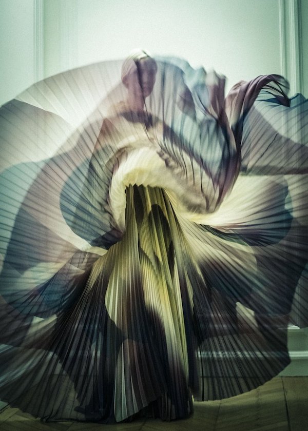 如花瓣、雲朵般夢幻縹緲流動!荷蘭設計師Iris van Herpen打造怪美的科幻感高級訂製服