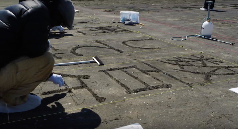 沙灘巨型報紙頭條！《東京新聞》沙雕藝術頭版呼籲正視海洋保育與污染