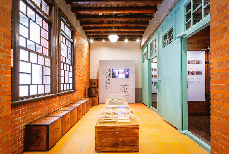 大稻埕紅磚老洋房再一開放！新芳春茶行以茶為主題，融合老屋修復、展覽、書房詮釋百年台茶飄香歷史